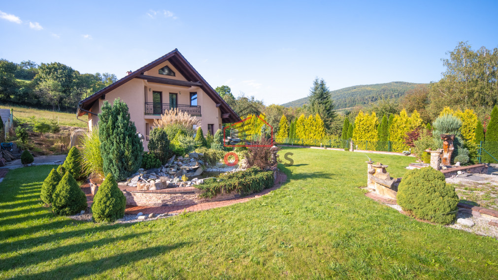 Veľký 6 - izbový , rodinný dom v obci Záriečie okr. Púchov, s možnosťou kúpy 1097 m2 pozemku za domom.